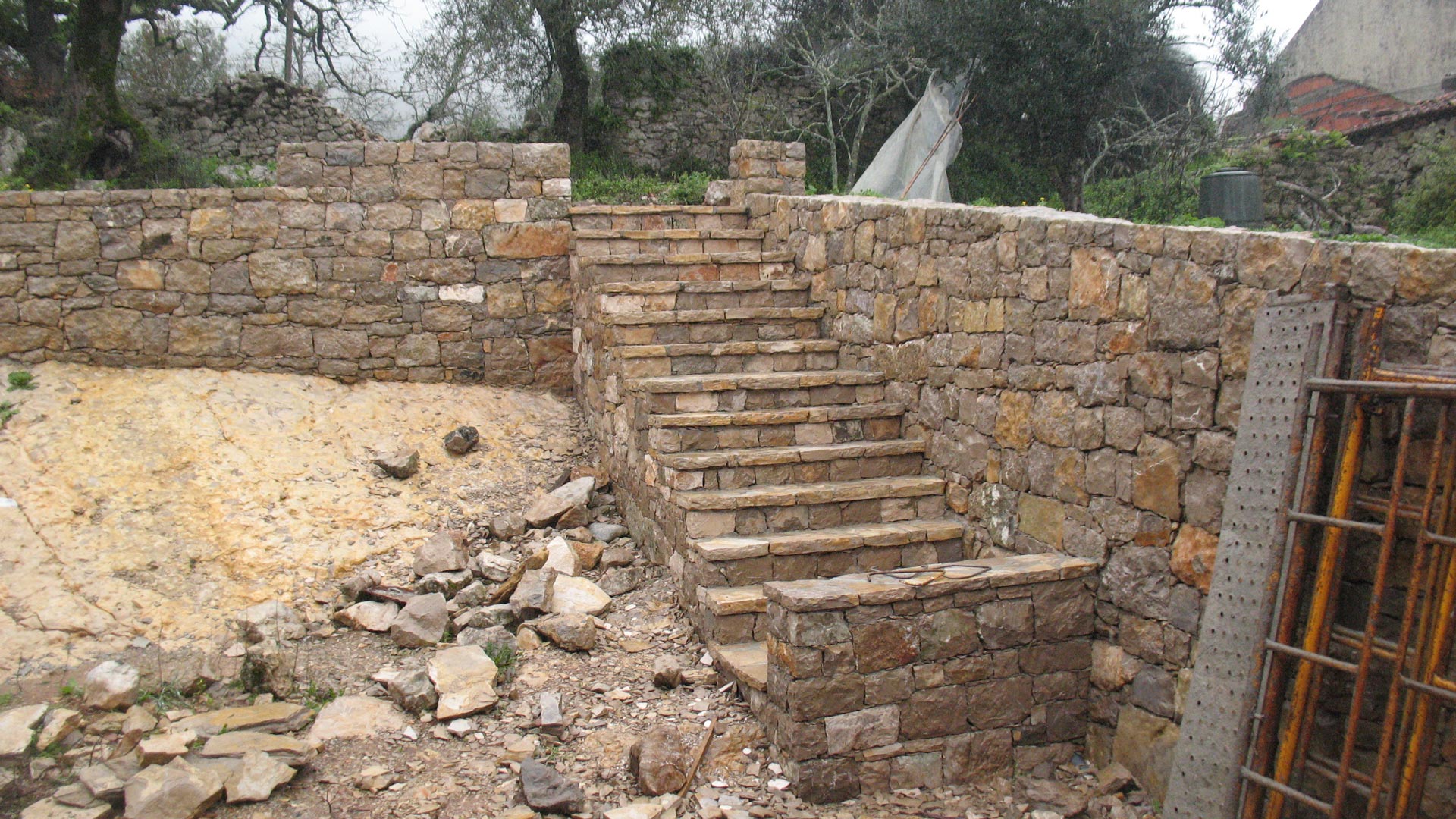 Construcao de muro em pedra rustica Algarve.avi 