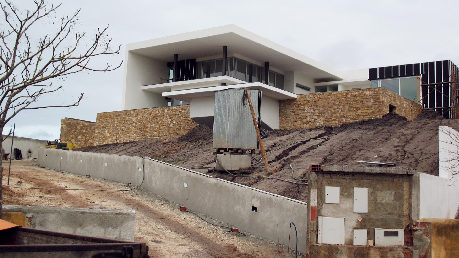 Construcao de muro em pedra rustica Algarve.avi 